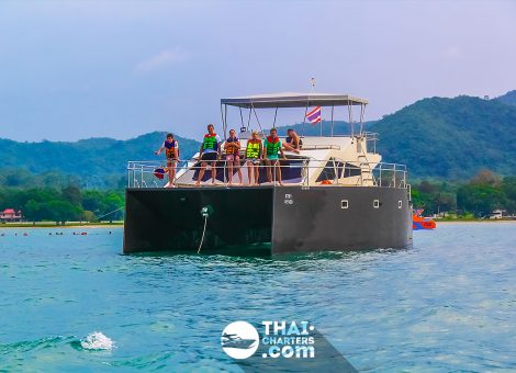 It’s fully equipped for sea fishing and snorkeling, has a cooking area and a bar, three sundecks with sunbathing mattresses, and two aircon cabins, two toilets and a fresh water shower.