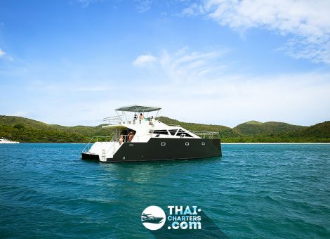 It’s fully equipped for sea fishing and snorkeling, has a cooking area and a bar, three sundecks with sunbathing mattresses, and two aircon cabins, two toilets and a fresh water shower.