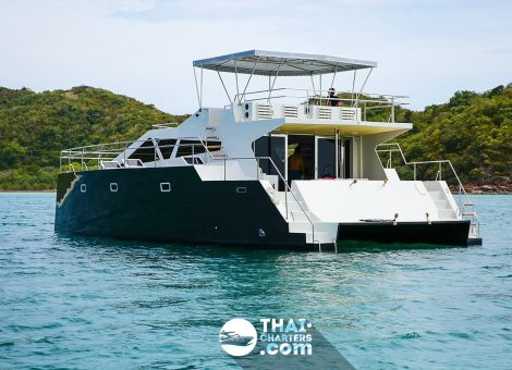 It’s fully equipped for sea fishing and snorkeling, has a cooking area and a bar, three sundecks with sunbathing mattresses, and two aircon cabins, two toilets and a fresh water shower.