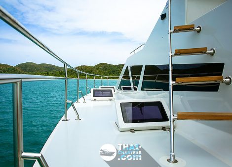 It’s fully equipped for sea fishing and snorkeling, has a cooking area and a bar, three sundecks with sunbathing mattresses, and two aircon cabins, two toilets and a fresh water shower.