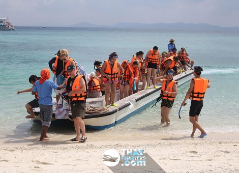 Двухпалубный катамаран Veles способен принять на борт до 135 человек. Морские прогулки и вечеринки для больших компаний - истинное предназначение этого гиганта.